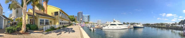 圣地亚哥 加利福尼亚州 2017年7月30日 游客参观海港村在一个美丽的夏日 圣地亚哥每年吸引2000万游客 — 图库照片