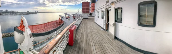 Long Beach Augustus 2017 Toeristen Bezoeken Queen Mary Schip Een — Stockfoto