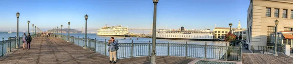 Сан Франциско Августа 2017 Года Туристы Причале Районе Эмбаркадеро Ежегодно — стоковое фото