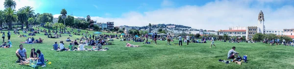 San Francisco - 5 Ağustos 2017: Turist zevk zaman Mission Dolores Park'ta rahatlayın. Şehir her yıl 25 milyon kişi çekiyor.