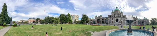 Victoria Canada Sierpnia 2017 Turystów Odwiedza Parlament City Park Vicotoria — Zdjęcie stockowe