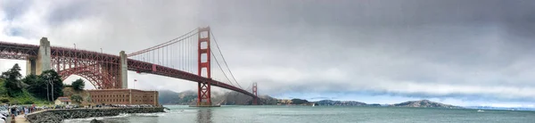 サンフランシスコ 2017 観光客霧の朝にゴールデン ゲート橋の眺めをお楽しみください 都市は毎年 2500 万人を引き付ける — ストック写真