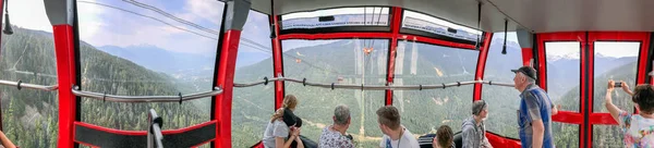 加拿大惠斯勒 2017年8月12日 游客在山顶到偷看缆车 惠斯勒是加拿大著名的冬季滑雪胜地 — 图库照片