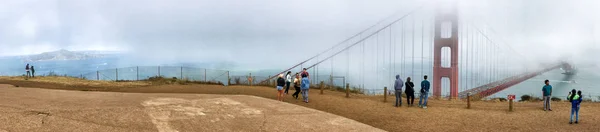 San Francisco Augusti 2017 Turister Njuta Golden Gate Bron Syn — Stockfoto