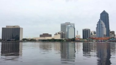 Jacksonville, Florida - Şubat 2016: Şehir manzarası bir bulutlu kış gününde. Ünlü bir turistik Florida Jacksonville 's.