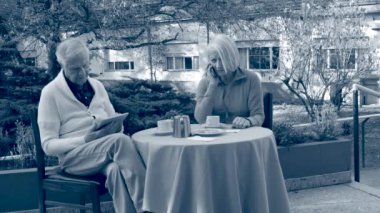 Kahvaltı Açık mutlu yaşlı çift