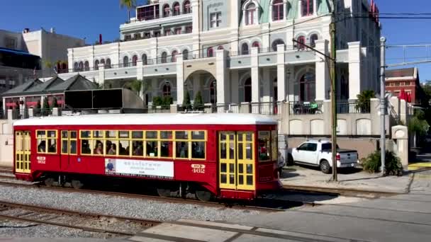 New Orleans Usa Helmikuu 2016 Punainen Raitiovaunu Ylittää Kaupungin Katu — kuvapankkivideo