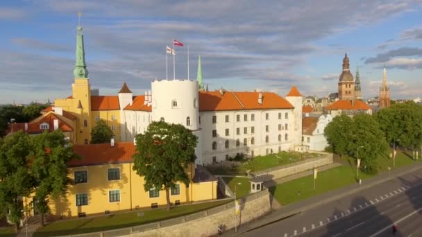 Rigai Vártól Történelmi Épületek Rigában Lettországban Videóinak Fővárosa Folyó Daugava — Stock videók