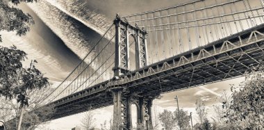 Brooklyn Bridge Park Manhattan Bridge görünümünde sonbahar, New York City.