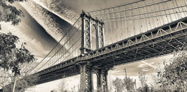ニューヨークのブルックリン橋公園からマンハッタン橋の眺め — ストック写真