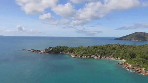 Flygfoto av vacker tropisk strand från drone — Stockfoto