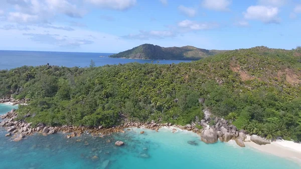 Flygfoto av vacker tropisk strand från drone — Stockfoto