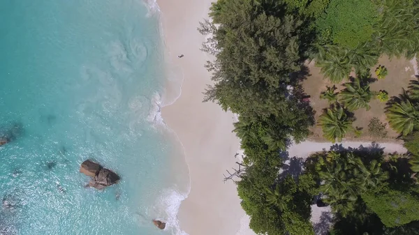 Beauiful tropikal Beach taşlarla ek yükü hava görünümünü ve — Stok fotoğraf