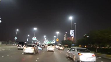 Abu Dabi şehir merkezinde, Uniated Arap Emirlikleri, video sürüş araba görüntülemek