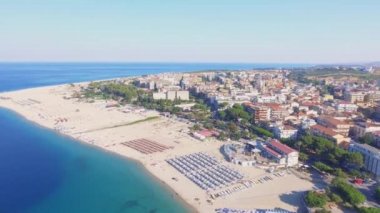 Sandalye ve şemsiye okyanusun video boyunca güzel havadan görünümü 