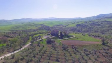 Hava panoramik Tuscany tepelerde bahar mevsimi, video 