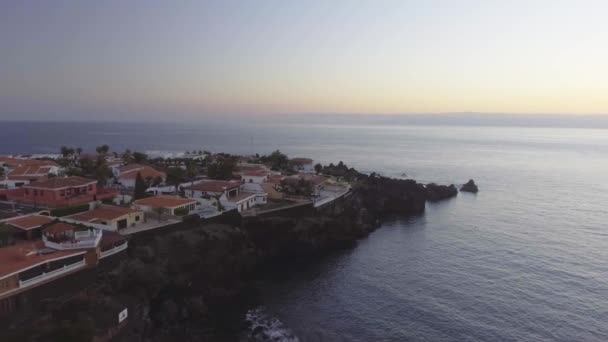 vue aérienne du littoral de Tenerife au coucher du soleil, Santa Cruz de Tenerife, Îles Canaries, Espagne, vidéo  