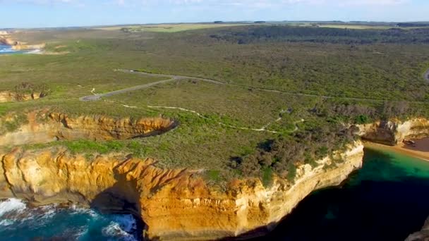 ポート キャンベル ビクトリア オーストラリア ビデオ偉大な海の道の海岸線のパノラマ空中ビュー — ストック動画