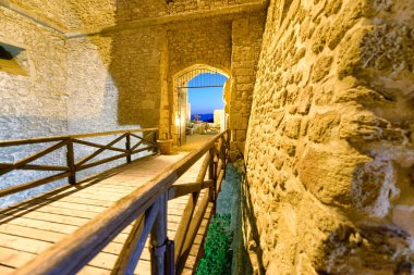 Havadan görünümü Aragonca kale iç gece, Calabria, İtalya.