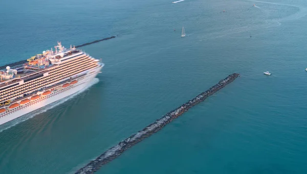 Auslaufendes Kreuzfahrtschiff Bei Sonnenuntergang Luftaufnahme — Stockfoto