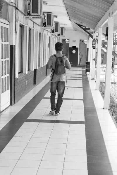 Έφηβος Περπάτημα Στο Διάδρομο Του Σχολείου Πισω Οψη — Φωτογραφία Αρχείου