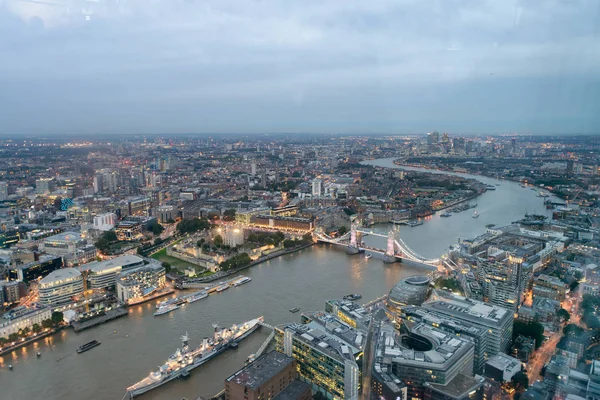 伦敦塔桥鸟瞰图和天际夜景 — 图库照片