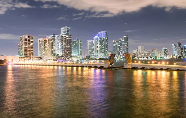 Miami Night Skyline Macarthur Causeway Buildings Reflections — Stock Photo, Image