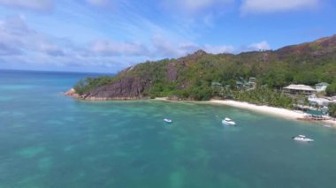 Beach Anse Gouvernement, Praslin, Seyşel Adaları muhteşem manzarası. Video