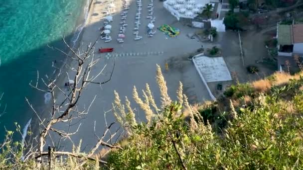 Bela Vista Aérea Cadeiras Praia Guarda Chuvas Longo Oceano Vídeo — Vídeo de Stock