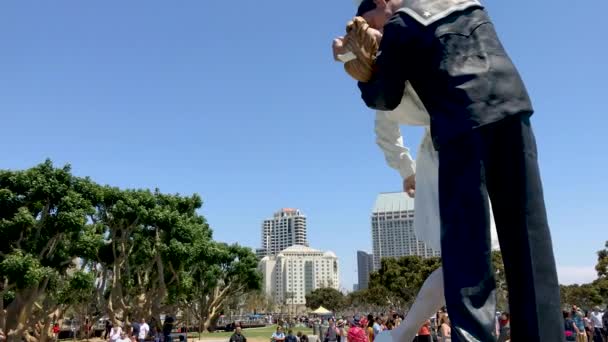Статуя Поцелуя Безоговорочной Капитуляции Uss Midway Museum Сан Диего Эмбаркадеро — стоковое видео