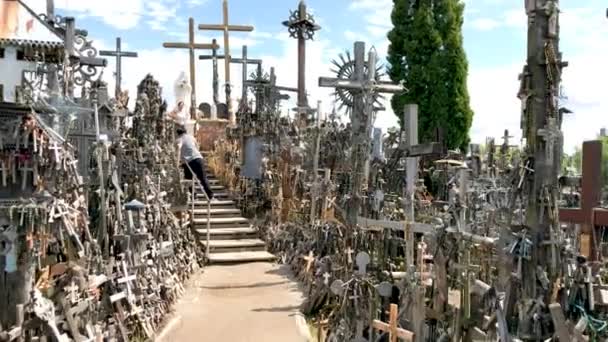 Hill Crosses Norte Lituânia Local Peregrinação Por Centenas Anos Vídeo — Vídeo de Stock