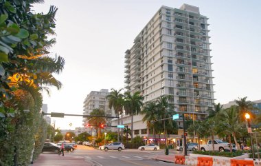 Miami - 25 Şubat 2016: Miami beach bir güzel sarıcı akşam manzarası. Miami Beach ünlü bir turistik 's.