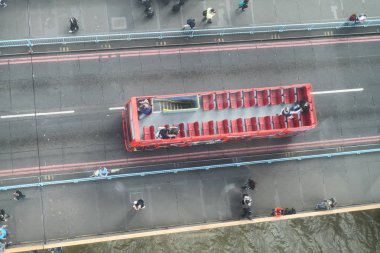 Londra - 25 Eylül 2016: Turizm otobüs ek yükü havadan görünümü. Şehir her yıl 30 milyon turist çeken.