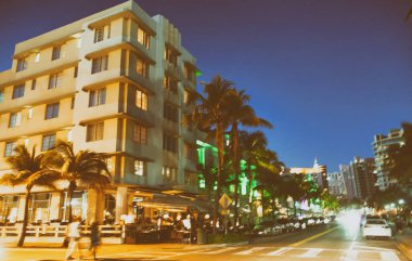 Bulanık hareketleri üzerinde Ocean Drive, Miami Beach gece.