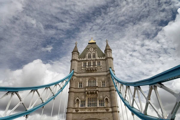 伦敦的塔桥 阳光明媚的一天的天空景色 — 图库照片