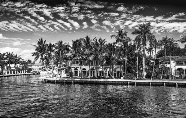 Casas bonitas ao longo dos canais da cidade, Fort Lauderdale, FL — Fotografia de Stock