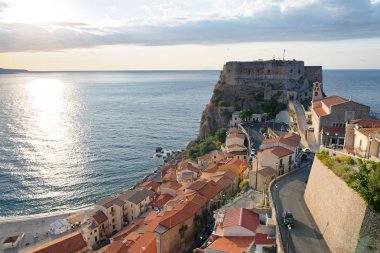 Gün batımında, İtalya Scilla cityscape havadan görünümü.