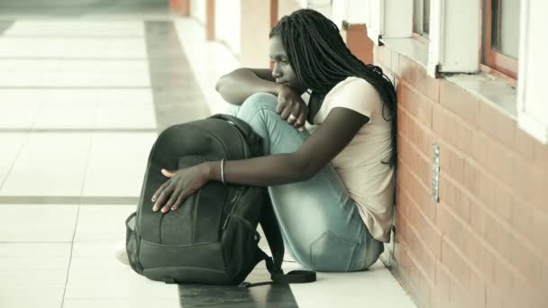 Школа Залякування Афро Американської Жіночої Підліток Засмутився Сидять Коридорі Школи — стокове відео