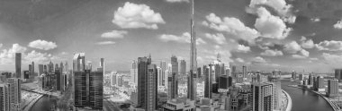 Alacakaranlıkta, Birleşik Arap Emirlikleri Dubai siluetinin havadan görünümü