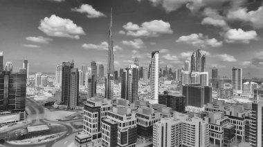 Dubai, Birleşik Arap Emirlikleri - Aralık 2016: Hava şehir merkezinde şehir manzaralı. Dubai her yıl 25 milyon turist çeken.