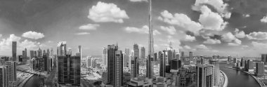 Dubai - Aralık 2016: Şehir şehir binalar Nehri boyunca hava görünümünü. Dubai 25 milyon kişi her yıl çekiyor.