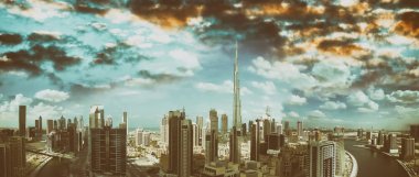 Downtown Dubai, alacakaranlıkta, havadan görünümü.