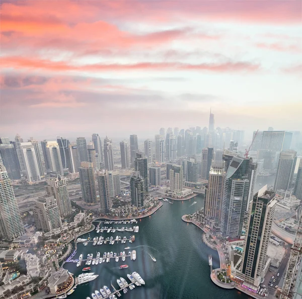 Vista aérea de los edificios de Dubai Marina al atardecer —  Fotos de Stock