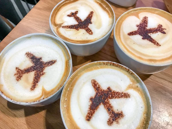 Cuatro tazas de café con siluetas de avión. Vacaciones, vacaciones —  Fotos de Stock
