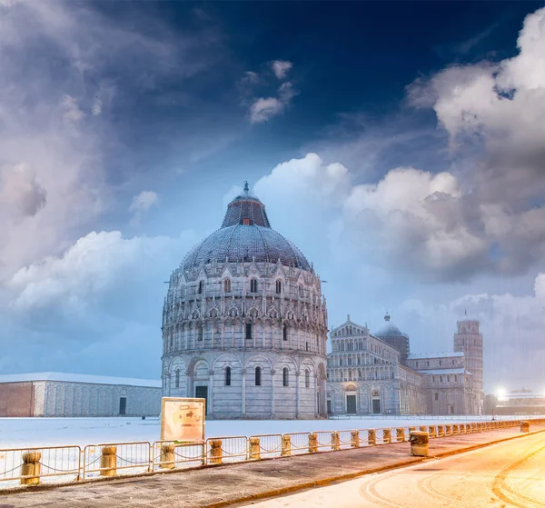 Baptisterium Pise Zimní Sněžení Při Západu Slunce Náměstí Zázraků Svítání — Stock fotografie