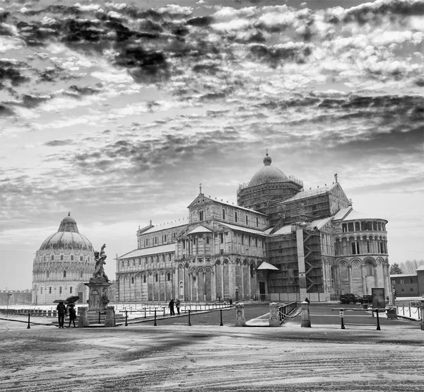 Náměstí Zázraků Při Západu Slunce Zimní Sněhové Bouři Pisa Itálie — Stock fotografie