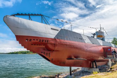 Helsinki, Finlandiya - 4 Temmuz 2017: Denizaltı Müzesi Vesikko Helsinki yakınındaki Suomenlinna kale içinde. Bir büyük şehir cazibe olduğunu.