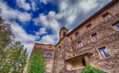 Sarmaşık kaplı güzel ortaçağ duvarları bahar sezonu.