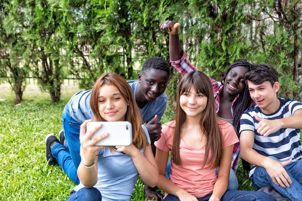 Groep Van Multi Etnische Tieners Buiten Selfies Maken — Stockfoto