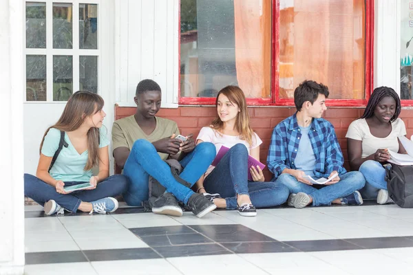 Gruppo Adolescenti Multietnici Scuola Che Parlano Seduti Sul Pavimento — Foto Stock